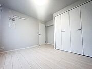 リフォームにより美しく生まれ変わった住まいは、新築のような清潔感と快適さが広がります。設備や内装が一新され、気持ちよく新生活をスタートできるため、安心して住み始められる物件です。