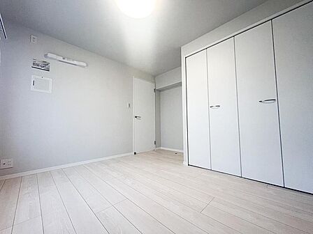 リフォームにより美しく生まれ変わった住まいは、新築のような清潔感と快適さが広がります。設備や内装が一新され、気持ちよく新生活をスタートできるため、安心して住み始められる物件です。