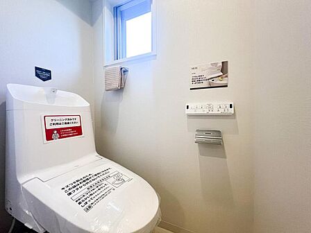 清潔感のあるトイレは、シンプルでモダンなデザインが魅力です。広めのスペースでゆったりと使えるため、毎日の生活がより快適に。綺麗だからこその心地よさを感じられる空間です。