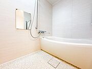 ゆったりとした広さのバスルームで、1日の疲れを癒す贅沢な時間が過ごせます。清潔感とモダンなデザインが、快適な入浴タイムを提供し、リラックスできる空間で一日の締めくくりの時間をお過ごしいただけます。
