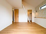 降り注ぐ光が照らす広々とした寝室はロフトがついており、使い勝手良好。1.5帖のウォークインクローゼットもあり、収納スペースも確保されているため、様々な用途でご使用いただけます。