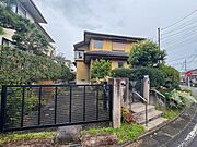 緑豊かな植栽に囲まれた、落ち着いた佇まいの一戸建て。安全な階段アプローチが、家族の毎日を優しく見守ります。穏やかな環境で、心豊かな暮らしを育む住まいです。