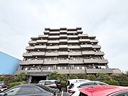 ワンフロアで完結する生活動線が魅力のマンション。階段の上り下りがないフラットな設計で、日々の家事や移動がスムーズです。管理体制がしっかりしているため、共用部分も美しく保たれており、快適に暮らせます。