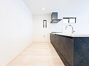 ゆとりある通路幅を確保し、ご夫婦やお子様と並んでお料理を楽しめる設計です。キッチン背面には冷蔵庫やカップボードを置いても十分な広さがあり、家事動線もスムーズ。機能性と美しさを兼ね備えた空間です。