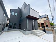 凹凸のあるフォルムが都会的な、デザイナーズ住宅のような外観。重厚感のあるダークトーンに、玄関ポーチの木目調が温かみを添えます。高いデザイン性とプライバシーへの配慮を両立させた、誇らしい佇まいです。