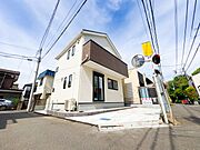デザイン性と機能性を兼備したモダン住宅。木目調のアクセントが際立つ外観。光溢れる明るい室内空間、洗練されたモノトーンデザイン。閑静な住宅街で、憧れのスマートなライフスタイルを叶えませんか。