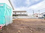 空が広く、陽光がたっぷりと降り注ぐこの場所に、幸せなお家が建ちます。南向きの明るいリビングは15帖のゆとりある設計。遮るもののない開放的な立地で、心地よい光と風を感じる新生活が始まります。