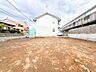 外観：明るい陽光に包まれる平坦な整形地に、小屋裏収納付の機能的な3LDKが誕生。カースペースも確保したゆとりある配置です。周辺環境の良さと、間取りの使い勝手を現地で併せてご確認下さい。