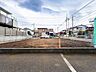 外観：広々とした立地に完成予定の住まいは収納力自慢の3LDK。各室の収納に加え、季節物の保管に便利な小屋裏収納も完備しました。荷物が多いご家庭も、この場所ならお部屋をスッキリと広く使い続けることが可能です。