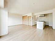 ダイニングとリビングのすみわけがしやすそうな形状のリビングです。