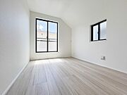 居室は、陽当たり良好で、明るく暖かな雰囲気がポイントです。