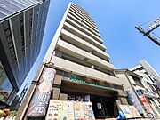 堂々とそびえ立つ、存在感のある外観。都市の利便性を手中に収める、満足度の高い住まいがここに。