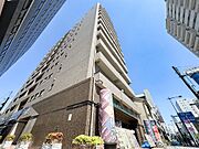 青空に映えるスタイリッシュな佇まい。陽光をたっぷり受ける明るい住まいで、開放感ある暮らしを。