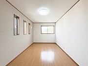 明るい光が差し込む、広々とした洋室です。お子様の成長や家族のライフスタイルに合わせて、自由にレイアウトを楽しめる可変性のある空間です。