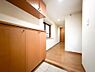 玄関：広い玄関は、家の顔となるスペースにゆとりと開放感をもたらします。ドアを開けた瞬間に広がるゆったりとした空間は、訪れる人を温かく迎え、住む人にとっても特別な場所です。天井も高く設計され、自然光が差し込む