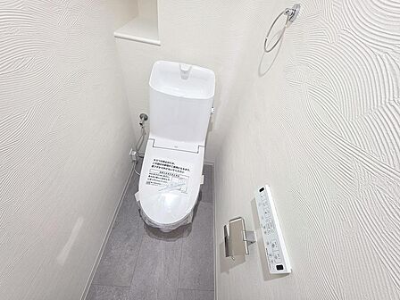 温水洗浄機能付きトイレはフルリフォームにより新規交換済で、清潔感のある快適な空間です。操作パネルも設置されており、日々の使い勝手にも配慮された仕様となっています。