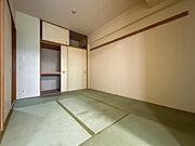 和室は、お子様の遊び場や客間として多目的に活用できます。豊富な収納スペースで、家族の荷物もすっきり片付きます。