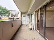 陽光が降り注ぐ広々バルコニーは、洗濯物干しに大活躍。心地よい風を感じながら、お子様と季節の移ろいを眺める贅沢な時間をお過ごしください。