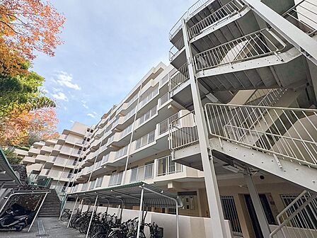 紅葉が美しい自然豊かな環境に佇む、テラス型マンション。駐輪場も完備し、広々バルコニーで家族の笑顔が弾みます。