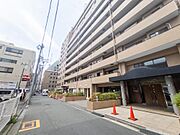 「安心のオートロック・防犯カメラ完備。新耐震基準のレジデンス」