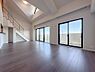 リビング/ダイニング：光が降り注ぐ広々としたリビングは、家族の笑顔と会話が弾む特別な空間。スタイリッシュな階段も魅力です。
