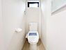 トイレ：自然光が差し込む明るいトイレは、小窓による換気が可能なため、常にクリーンな状態を保てます。