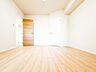 寝室：ゆとりある広さの居室は、家具の配置がしやすく使い勝手の良い空間です。採光も良好で、生活スタイルに合わせて自由にレイアウトできます。