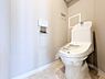 トイレ：リノベーションにより清潔感あふれるトイレに生まれ変わりました。使いやすい設備が整い、毎日の暮らしをしっかりサポートする快適な衛生的な環境となっています。