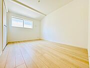「2階洋室」独立性の高い配置で、お子様の勉強やテレワークも捗ります。静かで落ち着けるプライベート空間。