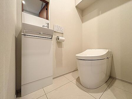 清潔感のあるトイレは、シンプルでモダンなデザインが魅力です。広めのスペースでゆったりと使えるため、毎日の生活がより快適に。綺麗だからこその心地よさを感じられる空間です。