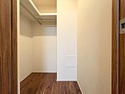 ゆとりのあるウォークインクローゼットは、洋服やバッグなどをまとめて整理できる便利な空間です。収納力に優れており、すっきりと片付くため、衣類の管理がしやすく、毎日の支度がスムーズになります。