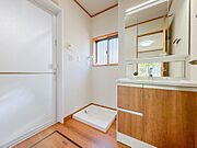 平日の朝であっても、落ち着きとくつろぎを感じられる。歯磨き粉が行方不明になるようなごちゃごちゃ感も解消。スムーズに身支度が完了します。コーディネートされた空間で気持ちよく身だしなみを整えられます。