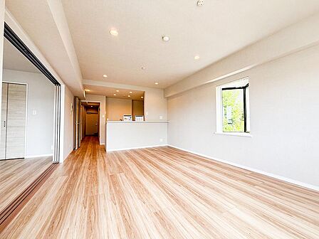 住まう誇りを映し出す、洗練されたリビング。資産価値ある景色と共に、家族の歴史を優雅に刻みます。