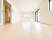 無駄のないスクエアな形状のリビングは、家具のレイアウトも自由自在。洗練されたシンプルな内装が、お好みのインテリアを美しく引き立てます。自分たちらしいライフスタイルを追求できる、自由度の高いLDKです。