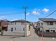 落ち着いた閑静な住宅街に位置する住まいです。静かで穏やかな環境が、毎日の生活に安らぎと快適さをもたらします。