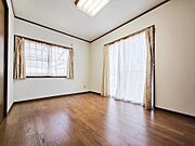 ゆとりある広さの居室は、家具の配置がしやすく使い勝手の良い空間です。採光も良好で、生活スタイルに合わせて自由にレイアウトできます。