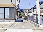 広さがしっかりと確保されたカースペースは、車を持つご家庭にとって嬉しいポイント。荷物の積み下ろしがスムーズで、日常の使い勝手が良く、生活の利便性を高めてくれます。