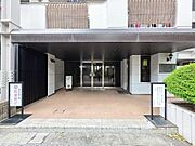 エントランスは屋根付きのアプローチが設けられており、雨天時でも出入りしやすく、ガラス扉の採用により外からの視認性が確保された共用入口です