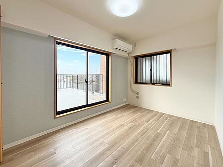 ゆとりある広さの居室は、家具の配置がしやすく使い勝手の良い空間です。採光も良好で、生活スタイルに合わせて自由にレイアウトできます。