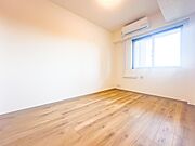 子供部屋や書斎、テレワークルームなどにするにも丁度良い広さの約5帖の居室。使い方は貴方次第です。エアコンを設置済みです。現地（2025年10月）撮影