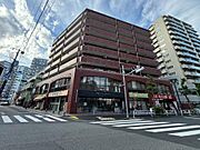 1階には利便性の高い店舗が並び、家族みんなで快適な毎日を過ごせる住環境が整っています。