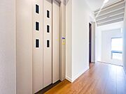ホームエレベーターを完備。地下1階から2階まで移動することができます。大きな家電などの移動の際にも助かる存在です。2026/5/9撮影