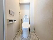 洗練されたデザインのタンクレストイレは、空間を広く見せ、お掃除もラクラク。上部収納で生活感なくスッキリ保てます。