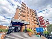 落ち着いたレンガ調の外壁が魅力のマンション。開放的なエントランスは、お子様との出入りもスムーズで安心です。