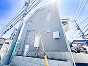 豊かな自然光をいっぱいに採り込める、の採光性を誇る配棟計画。前面のスペースにもゆとりがあり、圧迫感のない爽やかな暮らしを叶えます。毎日の帰宅時にほっと安心できる、明るく開放的な周辺環境です。