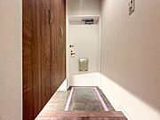 木のぬくもりを感じる収納が魅力の玄関。家族を優しく迎え入れる空間は、大容量の収納でいつもすっきりと片付き、気持ちの良い毎日を演出します。