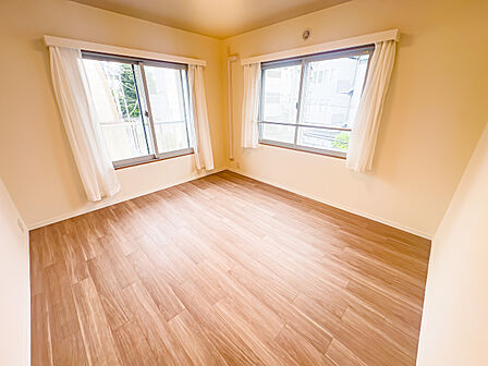 ホワイトベースの約7.4帖の居室は、飽きが来ず家具やレイアウトが映えるお部屋です。全居室エアコン設置可能です。2026/5/14撮影