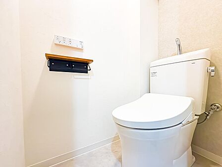 温水洗浄便座完備のトイレスペース。ついつい考え事をしてしまうほど落ち着く空間です。2026/9/3撮影