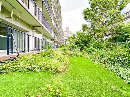 野外用家具をレイアウトしたり、ガーデニングや家庭菜園をしたり、夏は子供用のプールを置いたりと多目的にお楽しみ頂ける専用庭付き住戸でございます。2026/9/3撮影