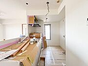 「リフォーム中」リビングを見渡せる対面式キッチンを新たに設置しております 。